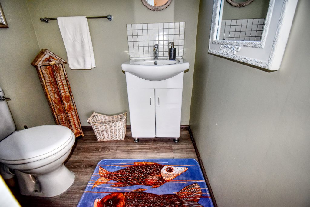Contain the View Cottage - Bathroom with toilet and basin